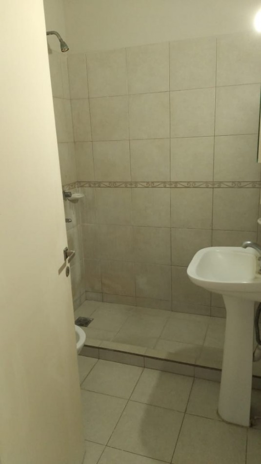 SE ALQUILA DPTO 1 DORM PLANTA ALTA