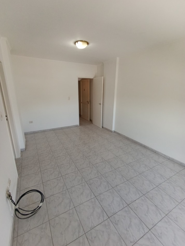 SE ALQUILA DPTO 2 DORM CENTRICO CON COCHERA