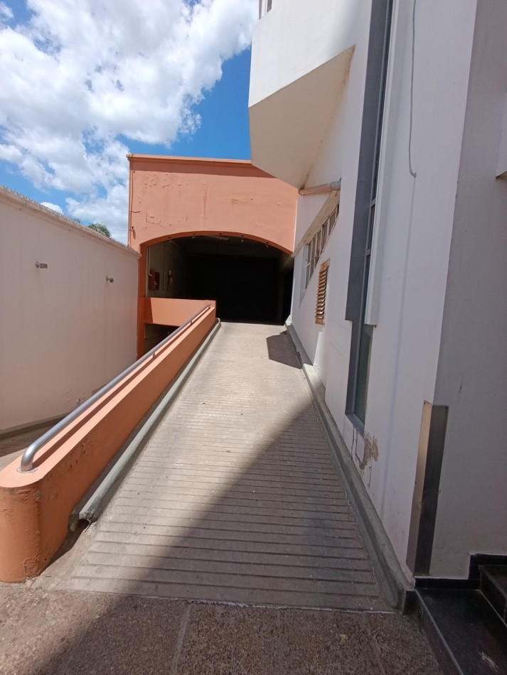 SE ALQUILA DPTO 2 DORM CENTRICO CON COCHERA